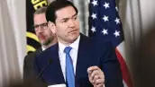 El Secretario de Estado de los Estados Unidos, Marco Rubio, pronuncia comentarios en la ceremonia de izado de la bandera de los rehenes y los detenidos injustos de EE. UU. en el Departamento de Estado en Washington, DC, el 9 de marzo de 2026