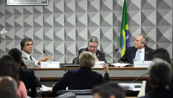 La comisión encabezada por Raimundo Lira mantuvo el calendario original ante las presiones del gobierno interino por acelerar la destitución de Rousseff.
