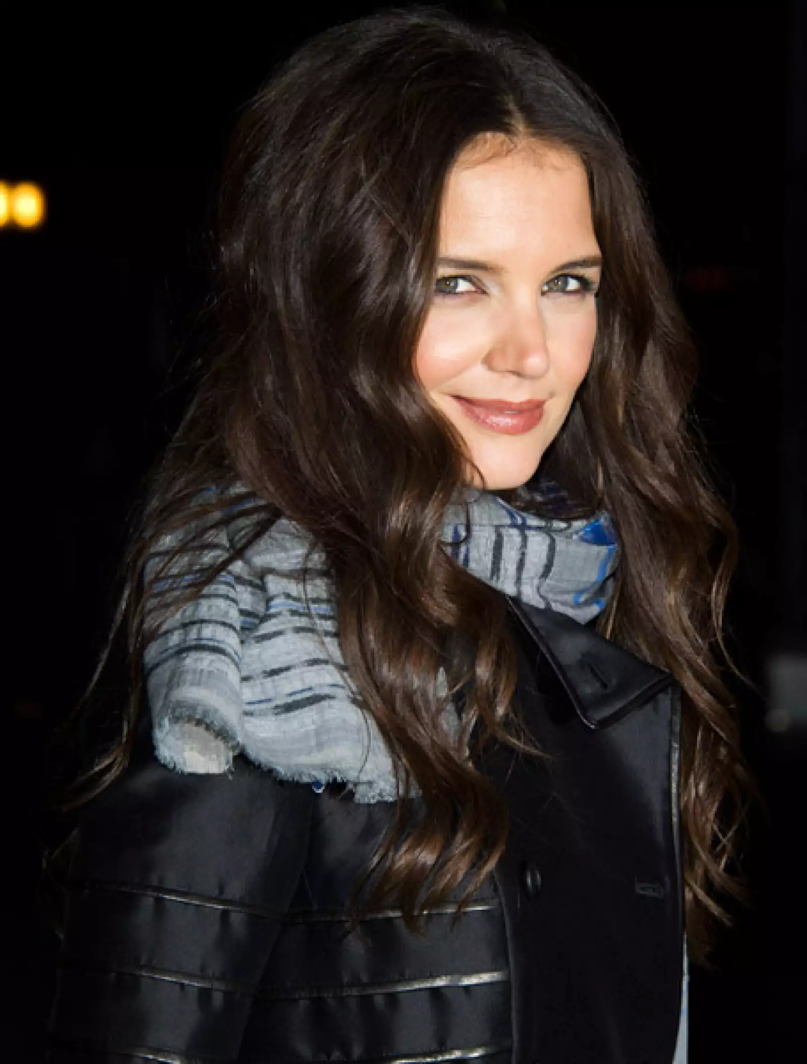 Katie Holmes se ha dejado crecer el pelo y lo lleva al natural.