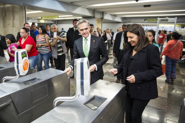 Anne Hidalgo y Miguel Ángel Mancera en el metro de la CDMX