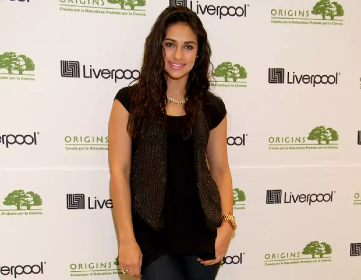 Renata ahora se encuentra soltera, pero fue novia del también actor Diego Amozorrutia.