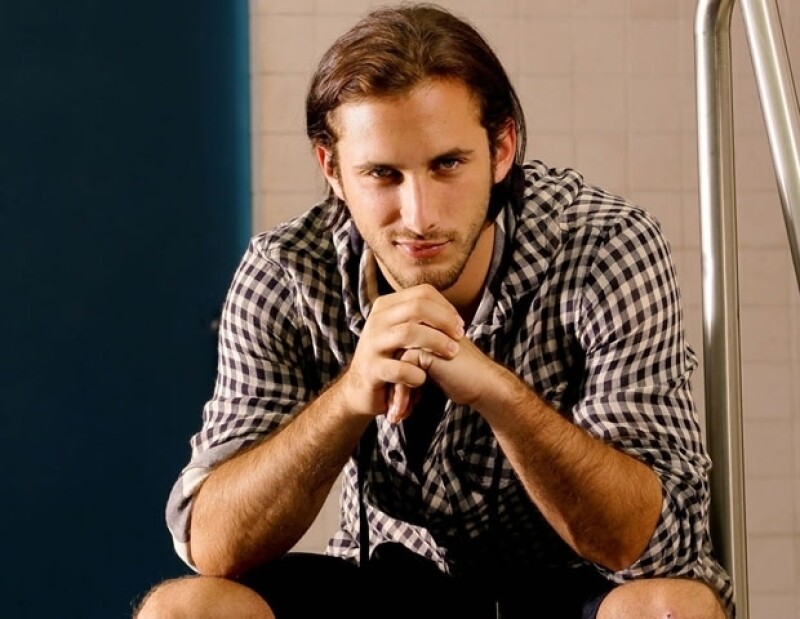 El actor mexicano declaró que aún es muy joven para casarse, pero que está muy bien con su novia Grettel Valdez.