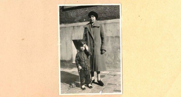 Niño y niñera en la callle.