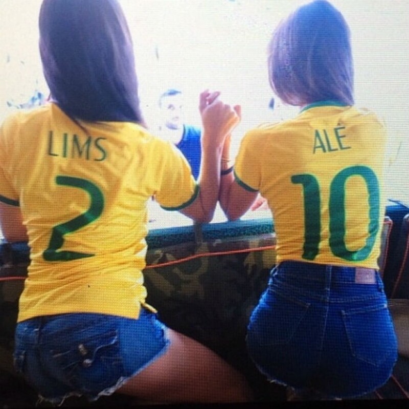 Adriana Lima y Alessandra Ambrosio mostraron su apoyo incondicional desde el principio hasta el final. Con esta foto Adriana compartió el orgullo por su selección.