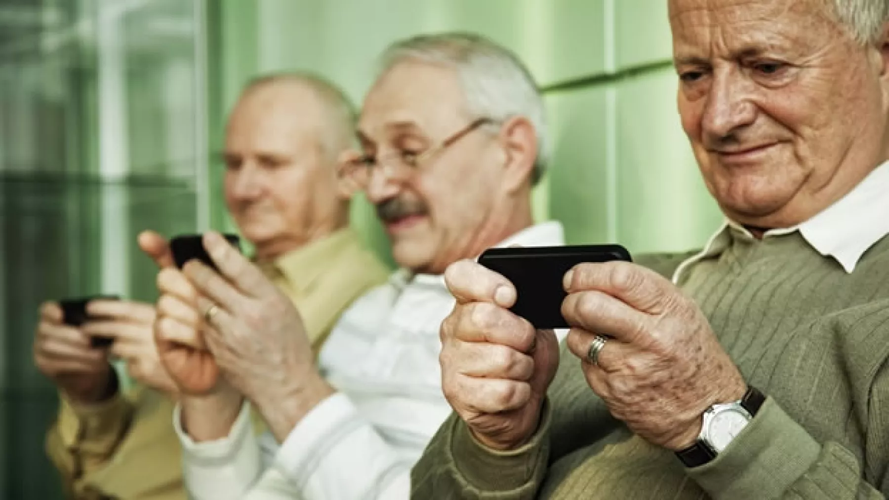 tecnologia, ahorro, dinero, gadgets, anciano