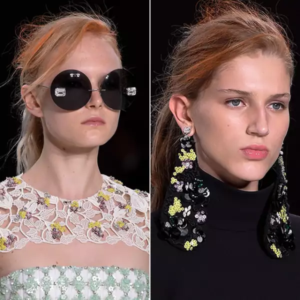 Giambattista Valli presentó un look moderno con el pelo en una cola despeinada y con destellos en naranja fluorescente. La piel iba completamente natural y con labios glossy.