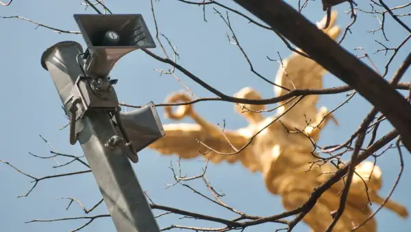 Altavoces del sistema de alerta sísmica frente al Ángel de la Independencia.