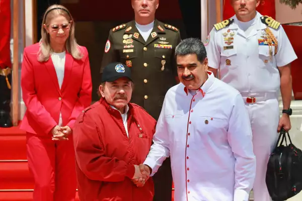 El presidente de Venezuela, Nicolás Maduro, saluda al presidente de Nicaragua, Daniel Ortega, durante el acto de apertura de la XXIII Cumbre de ALBA-TCP (Alianza Bolivariana para las Américas) en el Palacio Presidencial de Miraflores el 24 de abril de 2024 en Caracas, Venezuela.