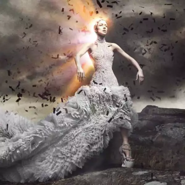 Con el dramátismo característico de McQueen, la nueva campaña busca evocar a Juana de Arco desde una visión surreal, en las imágenes capturadas por David Sims aparece la modelo carioca Raquel Zimmerman.