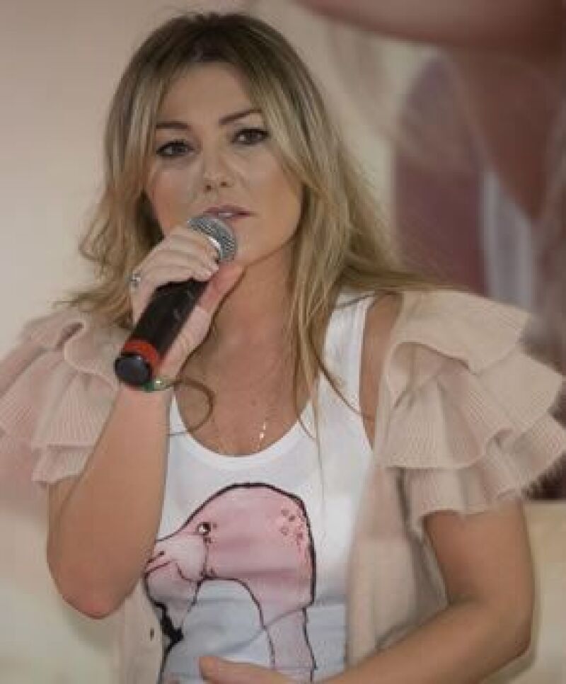 La ex de La Oreja de Van Gogh suspendió su gira promocional por EU por un problema familiar.