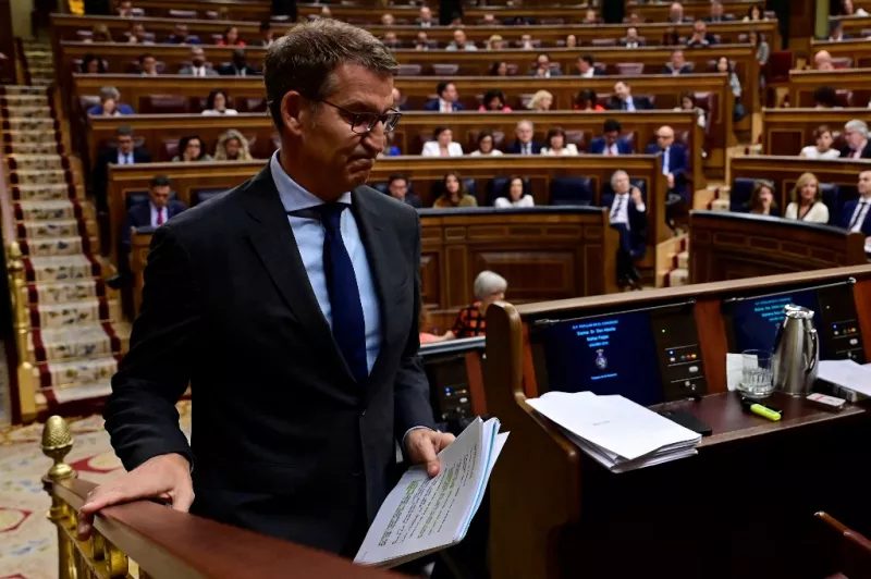 El líder de la oposición Partido Popular - PP y candidato a primer ministro Alberto Núñez Feijoo vuelve a su escaño después de dirigirse a los diputados durante la segunda sesión de un debate parlamentario para votar a través de un primer ministro en Las Cortes de Madrid el 27 de septiembre de 2023.