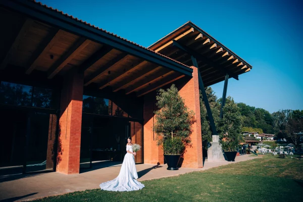 Mujer vestida de novia en Centro Avándaro