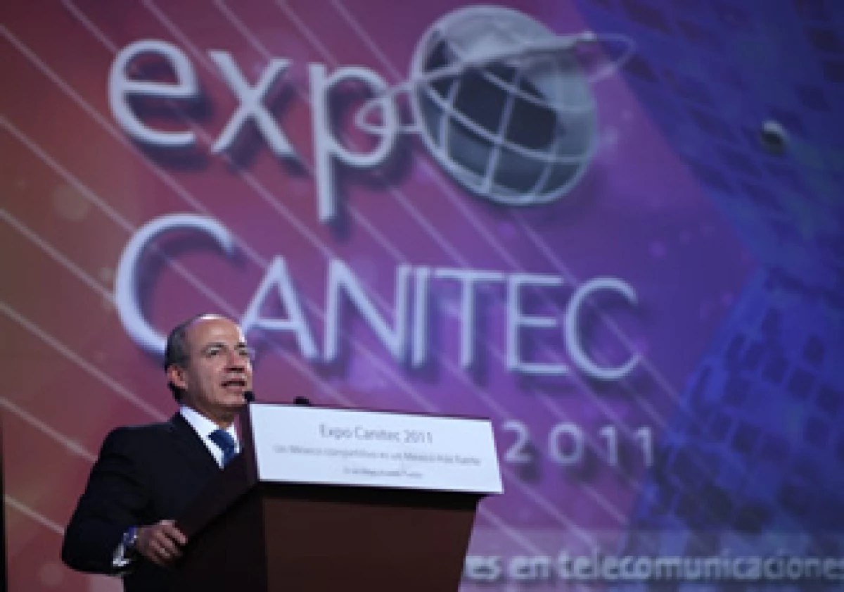 El presidente Felipe Calderón encabezó la comida de inauguración de Expo Canitec 2011, en la ciudad de Puebla. (Foto: Notimex)