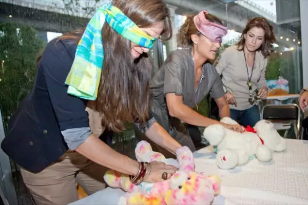 Las participantes tuvieron que cambiarle el pañal a un oso.