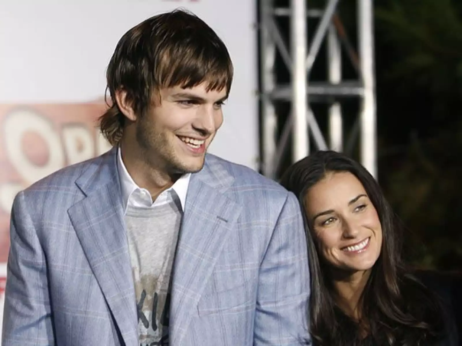 Se casaron en una ceremonia judía en Beverly Hills, en 2005. Demi usó un vestido color crema de Lanvin y Ashton usó un traje Brooks Brothers y una fedora.