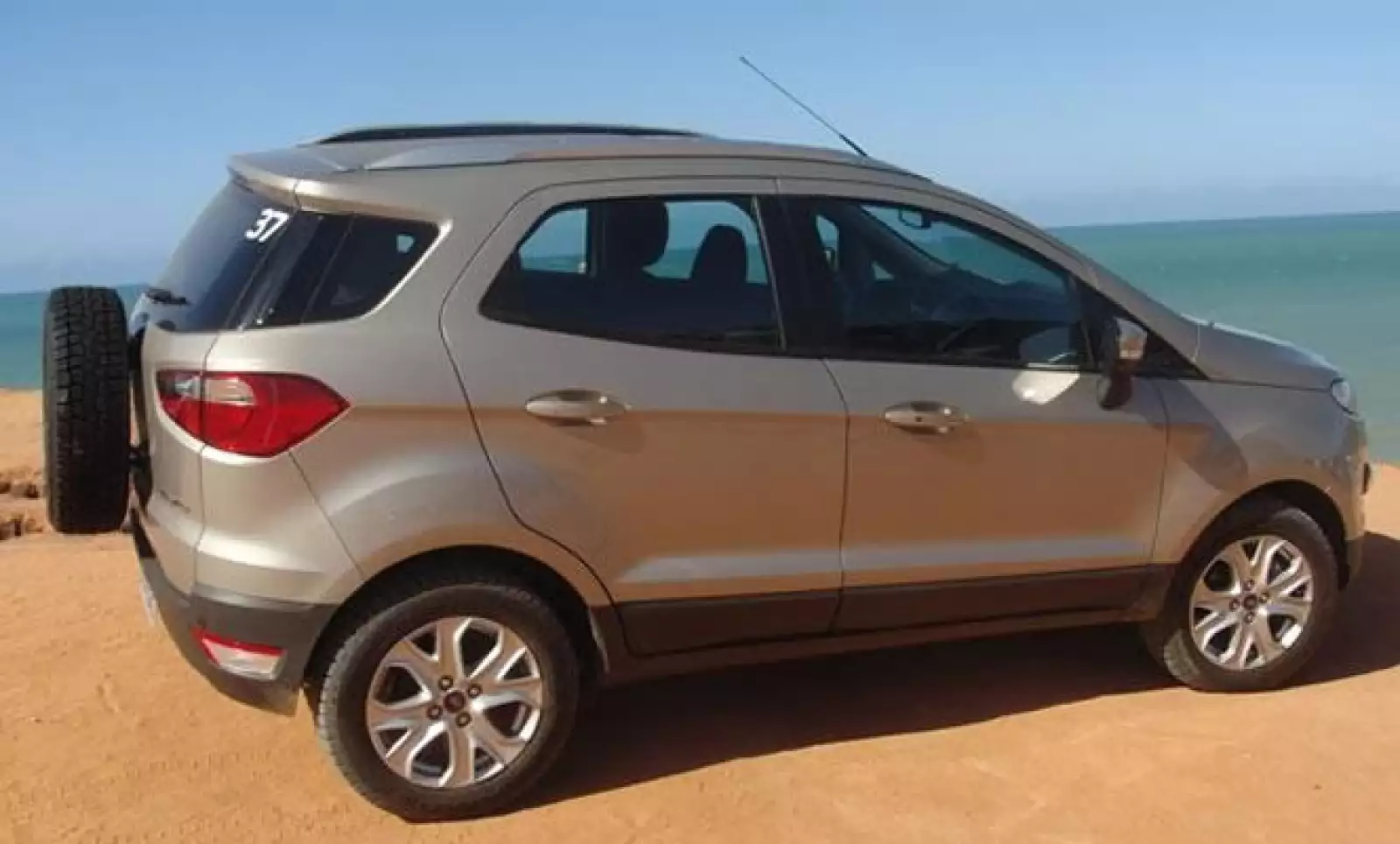 El vehículo ofrece un estilo deportivo con una buena aerodinámica que busca contribuir en la eficiencia.