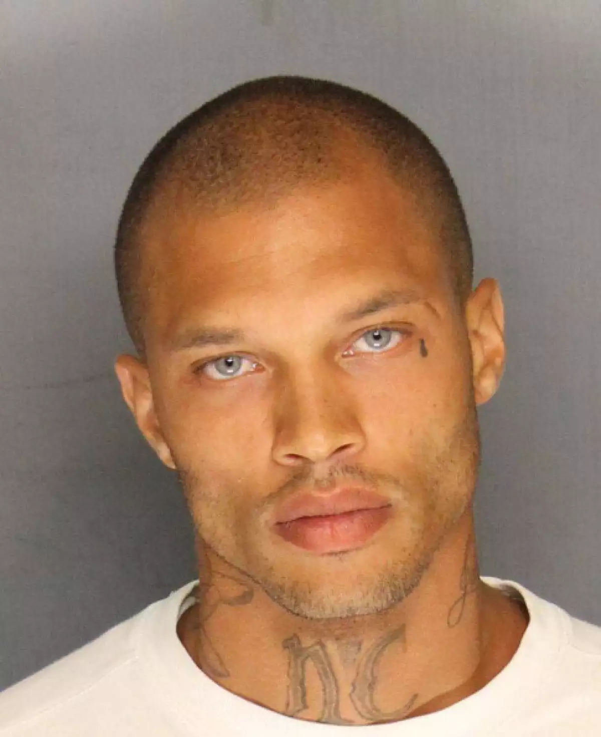 Jeremy Meeks ganó gran popularidad en el 2014 gracias a su atractivo, ahora que recién salió en libertad, ya tiene contrato con una agencia de modelos.