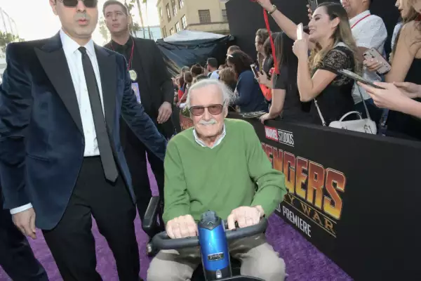 Foto de Stan Lee a bordo de una silla de ruedas motorizada