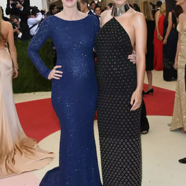 Emily Blunt y Olivia Wilde en Michael Kors.