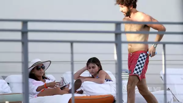 La actriz y el empresario mexicano fueron fotografiados disfrutando de un día en la alberca con Mariana, fruto del matrimonio de diez años de Bastón con la actriz Natalia Esperón.