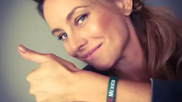 Dominika Paleta con una de las pulseras de la campaña "Yo x México".