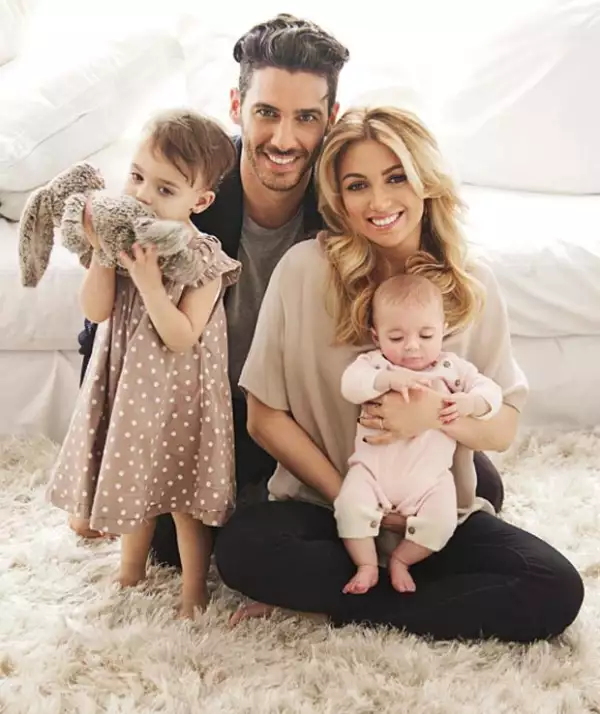Erick Elías con su esposa, Karla Guindi, y sus hijas, Penélope y Olivia.