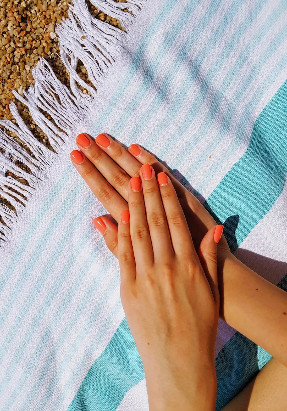 Uñas con esmalte color naranja