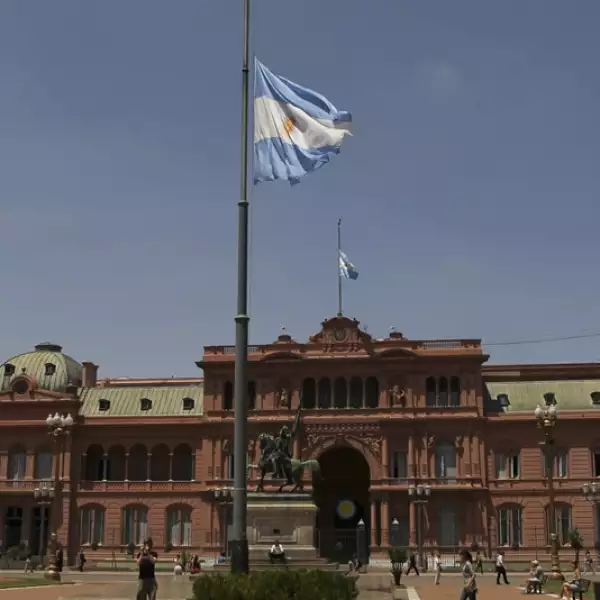 la casa rosada puso la bandera a media asta