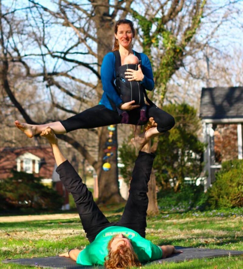 Actualmente, Lizzy y su esposo continúan practicando acroyoga junto con su bebé.