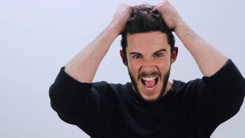Llevamos al VJ de MTV a los peores escenarios posibles y lo retamos a que nos diga cómo le haría él para salir bien librado de estas terribles situaciones.