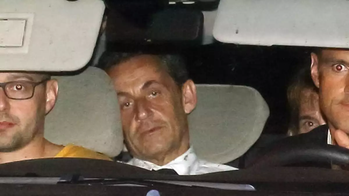El expresidente de Francia Nicolas Sarkozy es trasladado por agentes policíacos a declarar por presunta corrupción
