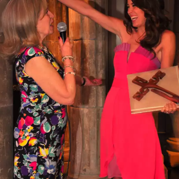 Virginia Fuente le dio una cruz