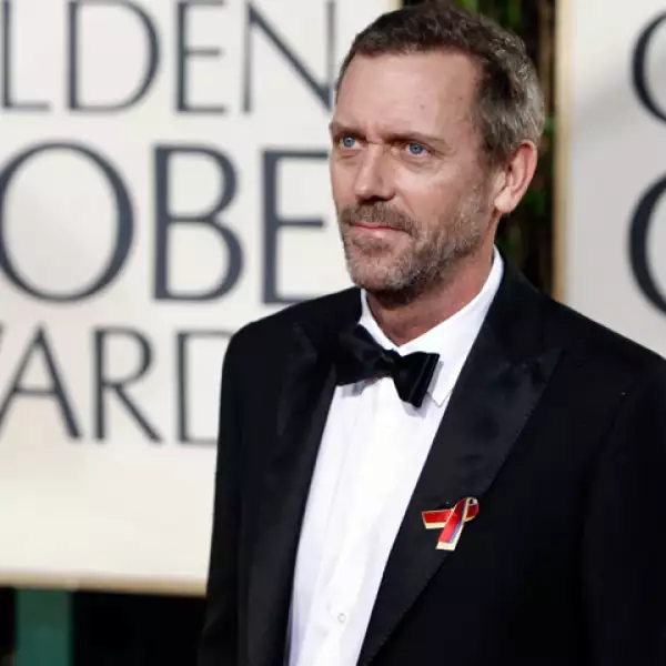 HUGH LAURIE. El actor, hoy muy famosos por su papel de Dr. House, es Oficial de la Orden del Imperio Británico desde 2007. La Reina de Inglaterra fue ayer la encargada de nombrarle sir, con el rito de la espada, en una audiencia privada.