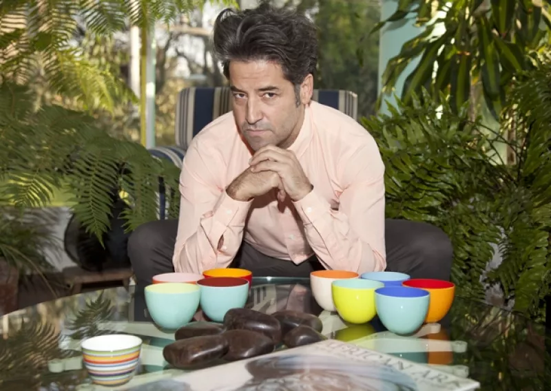 Quien fuera nominado al Oscar a la mejor dirección de arte por la película `Frida´, protagonizada por Salma Hayek, regresa al mundo editorial con `Que Dios se equivoque´.