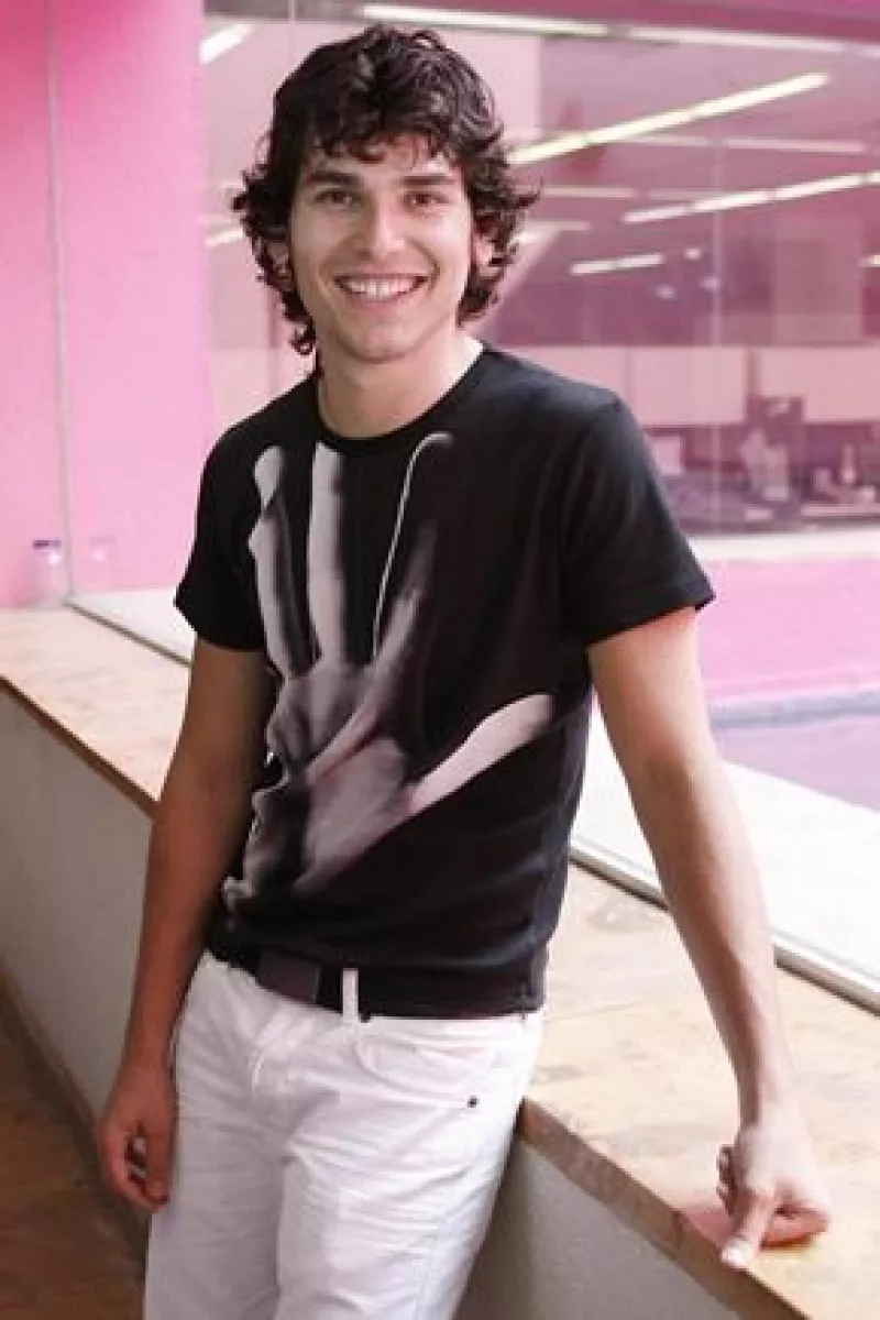 El actor de Hoy no me puedo levantar ya vive en España, en donde ha recibido algunas propuestas de gente importante de la industria.