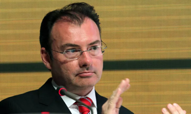 La propuesta del Gobierno pretendía que la Sener opinara en la decisión de los términos fiscales de la dependencia que dirige Luis Videgaray. (Foto: Notimex)