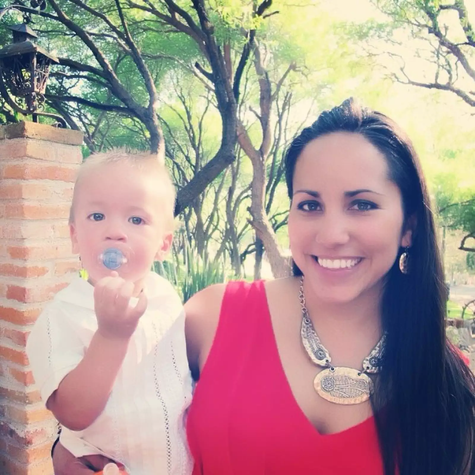 Natalia Díaz junto al pequeño Sebastián quien también fue bautizado durante la ceremonia.
