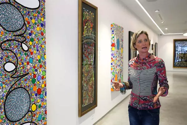 Delphine Boel muestra sus pinturas durante una exposición en la Galería Guy Pieters en Knokke, Bélgica, el 15 de agosto de 2020.
