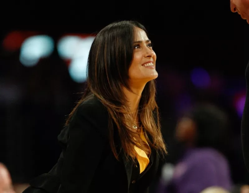 La pareja acudió al partido de basketball entre los Lakers y los Spurs; a pesar de la presencia de fotógrafos se dieron un beso en la boca.