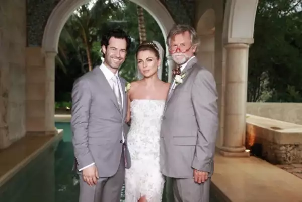 Emiliano Salinas y Ludwika Paleta se casaron el pasado 20 de abril. Aquí con el papá de la novia.