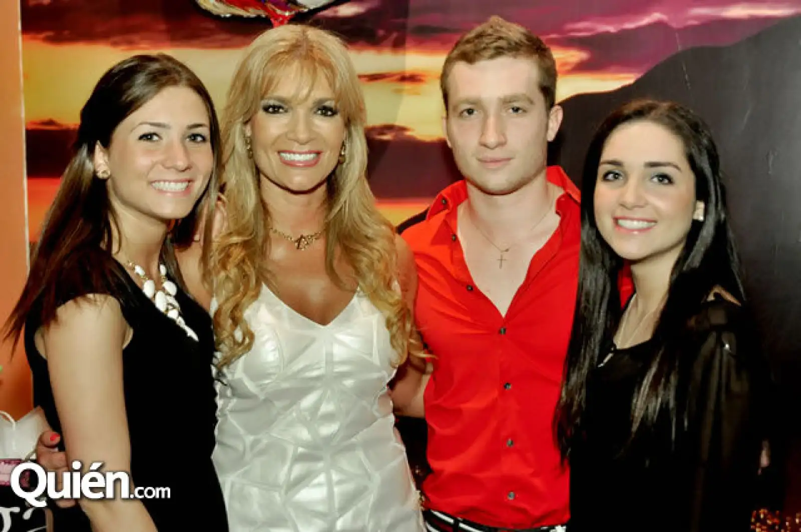 Catalina Poblete y Verónica Lepeley Cambiaso con Tomás y Javiera Poblete