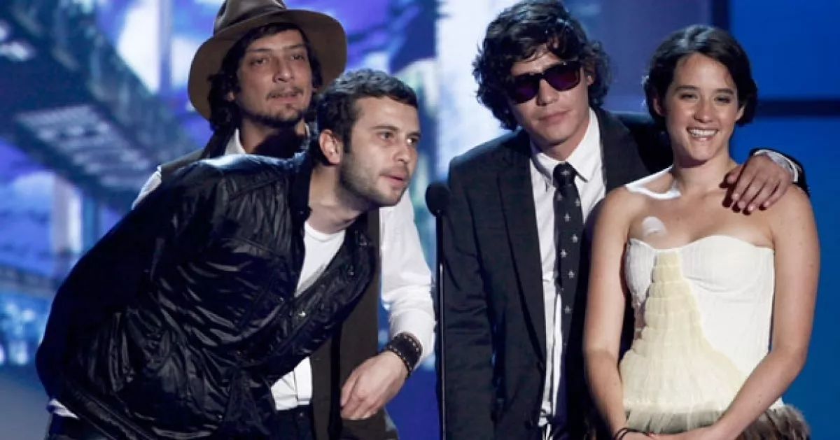 Zoé y Ximena Sariñana fueron los encargados de presentar una categoría durante la ceremonia.