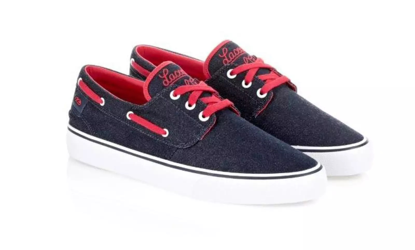 Hay tres polos, dos camisetas, dos chamarras (una de equipo universitario), un suéter de cuello redondo, un bolso y zapatos deportivos.