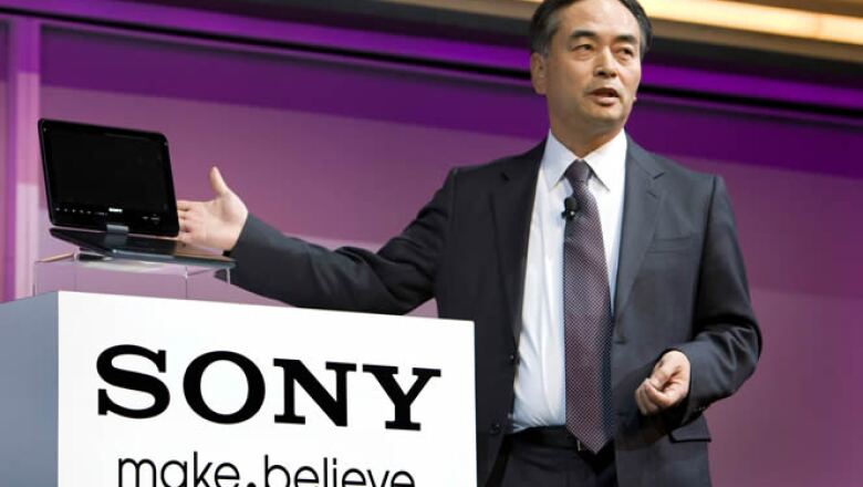 Hiroshi Yoshioka, presidente ejecutivo adjunto de Sony, presenta un prototipo de un reproductor portátil de 3D para uso sin lentes especiales.