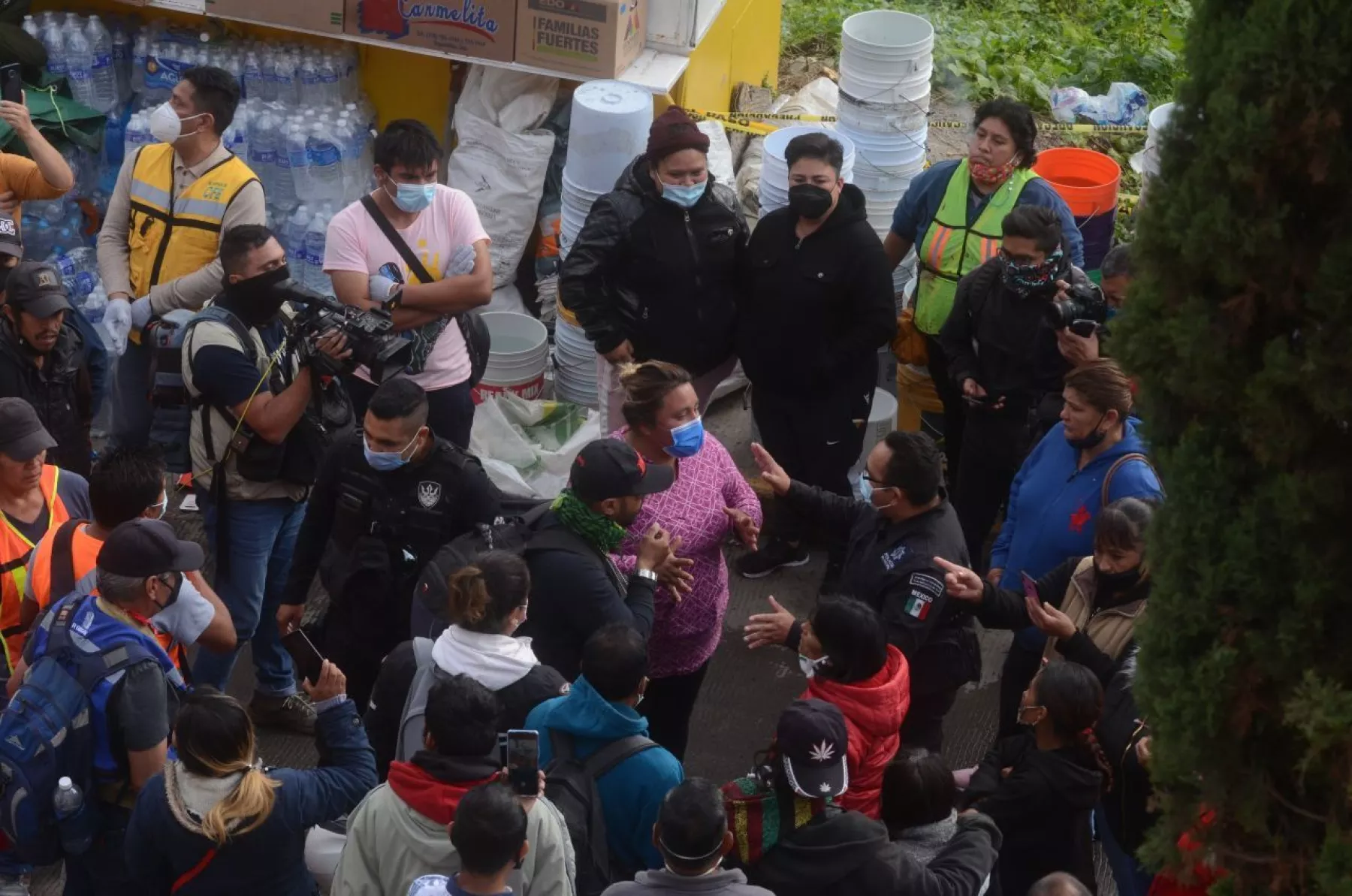 Vecinos de la colonia Lázaro Cárdenas reportaron a las autoridades el flujo de agua por la zona del desgaje en el Cerro del Chiquihuite; durante varias horas se mantuvieron afuera de sus domicilios y aproximadamente a las dos de la tarde pudieron ingresar