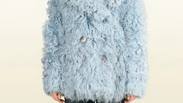 Gucci interpreta esta tendencia con un abrigo overs¡zed color pastel.