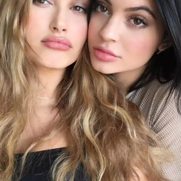 Hailey Baldwin y Kylie Jenner