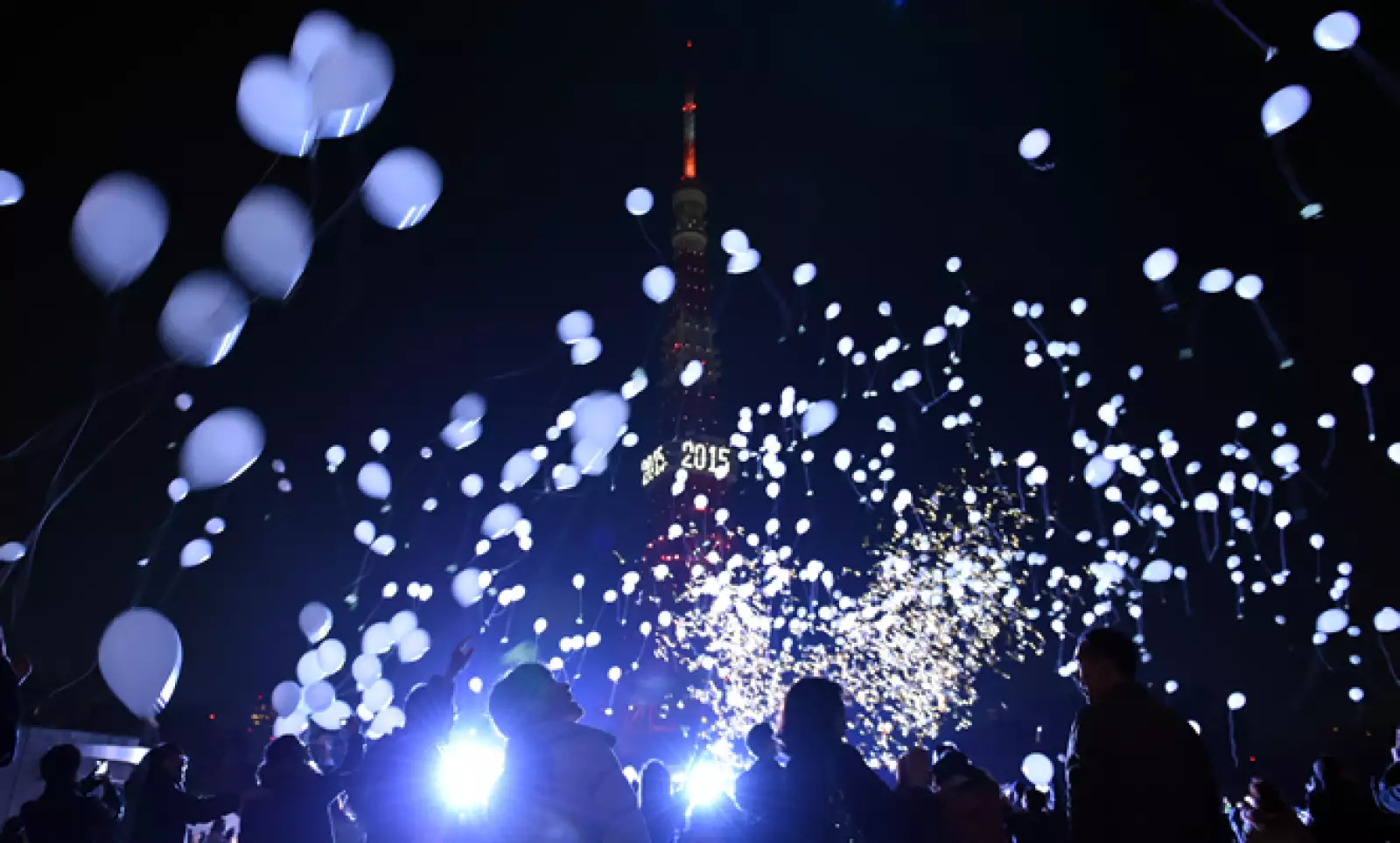 El país recibió el 2015 con rituales sintoístas, por lo que al primer segundo del año las campanas de los templos sonaron al mismo tiempo, mientras que en la Torre de Tokio fuegos artificiales y cientos de globos marcaron la fecha.