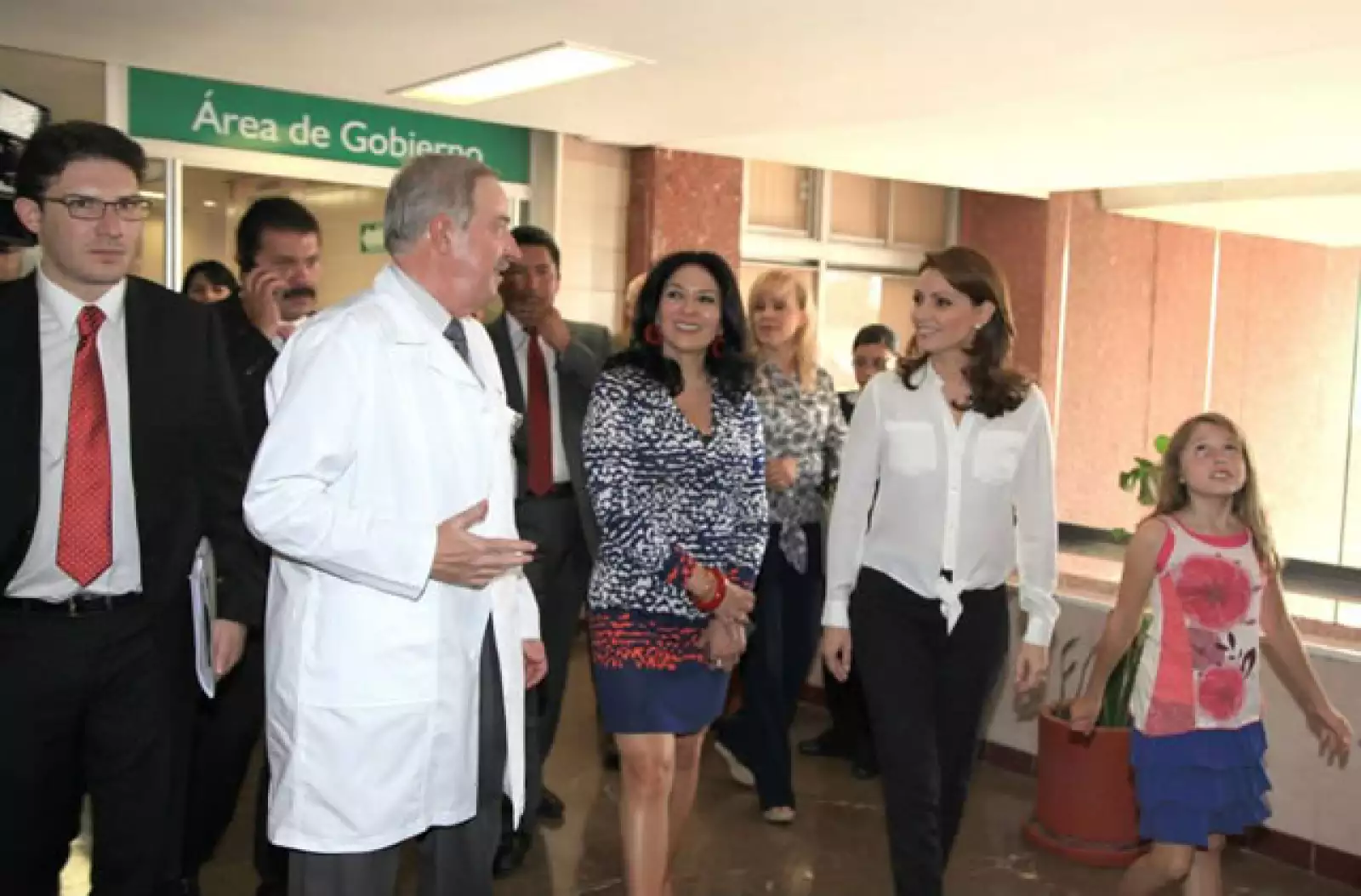 La primera dama llegó acompañada de su hija Regina Castro Rivera.