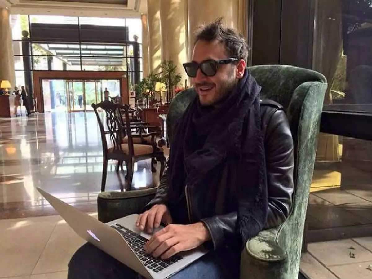 Aún esperando en el hotel, Chui no pierde el estilo.